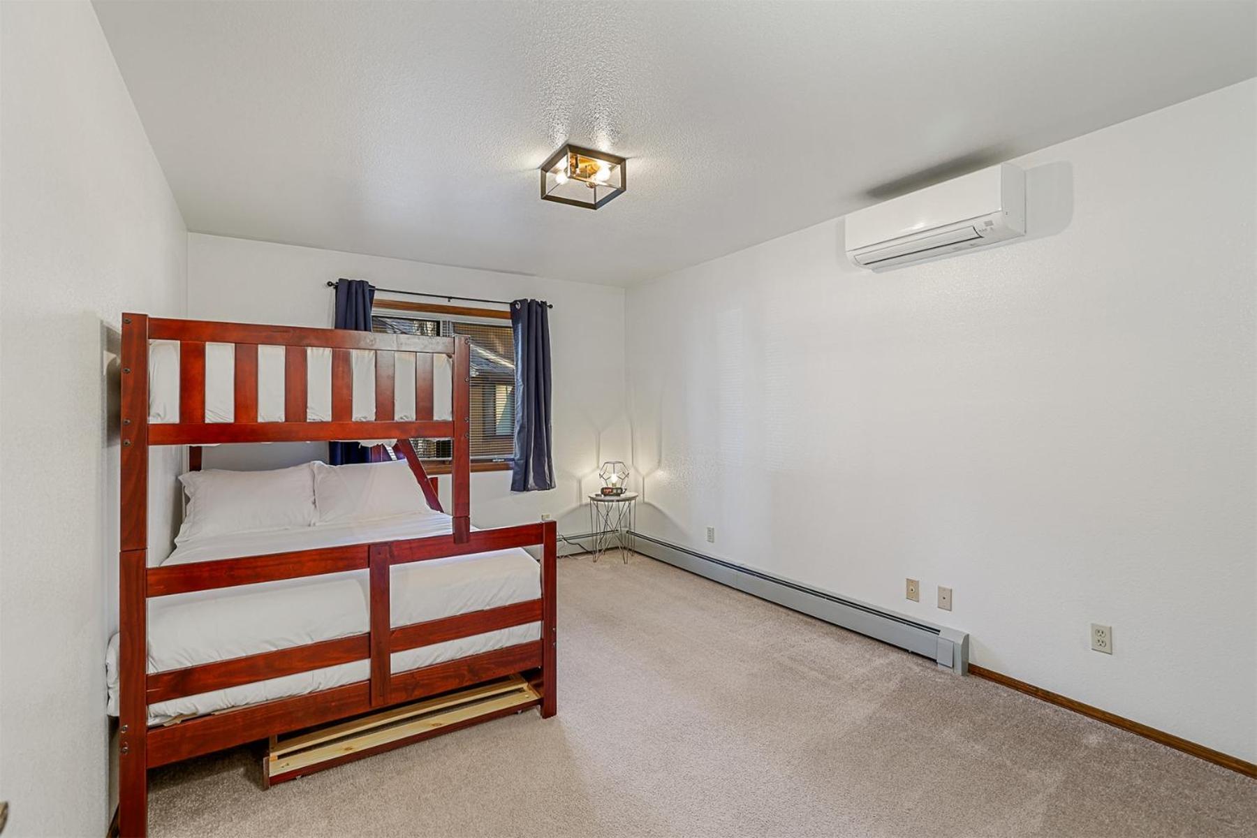 Pristine On Wooded Lot. Fantastic Location Pool Table Holiday home *