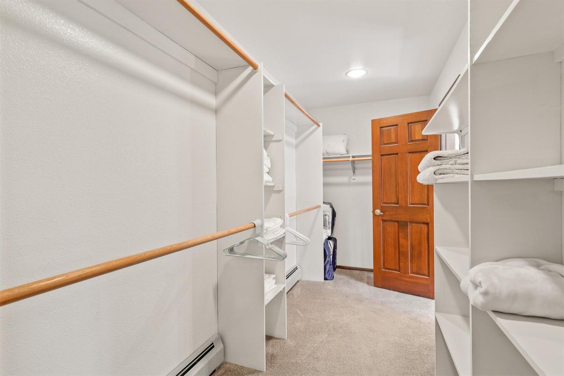 Holiday home Pristine On Wooded Lot. Fantastic Location Pool Table