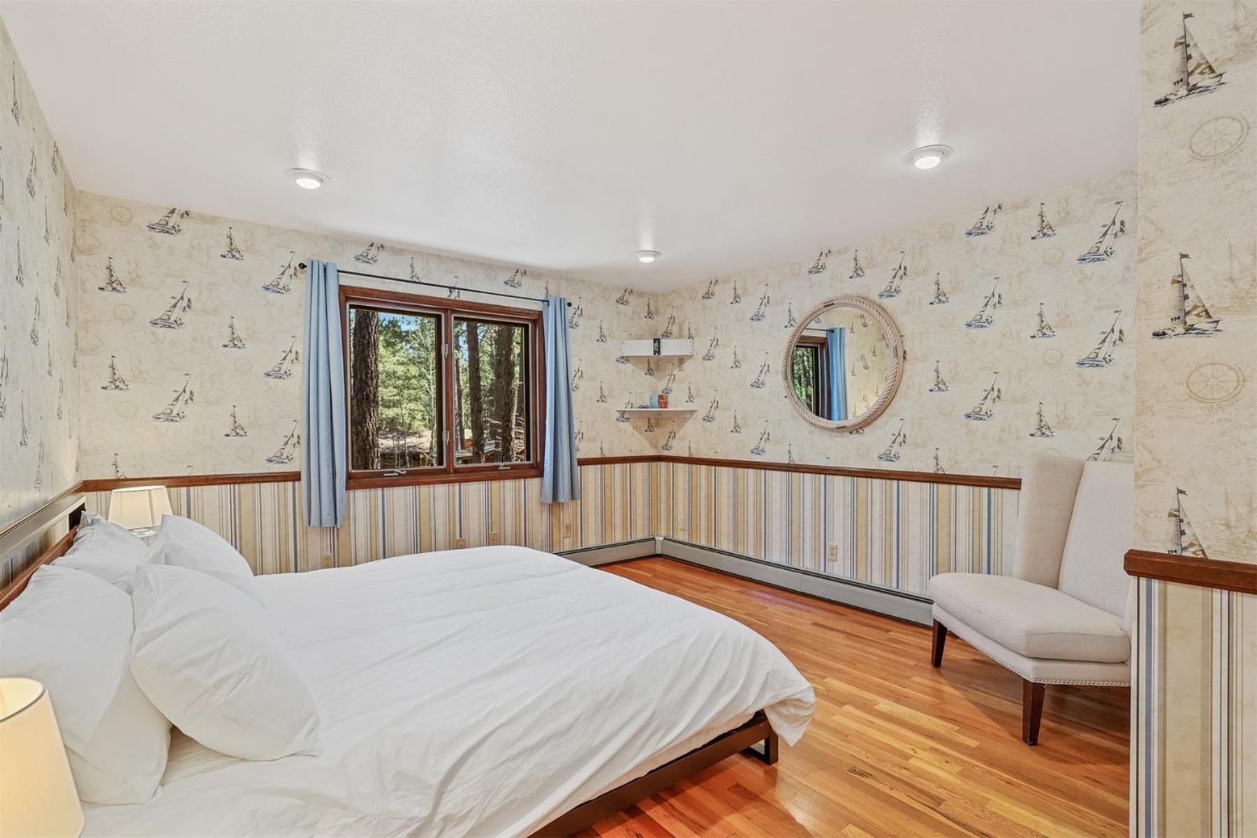 Holiday home Pristine On Wooded Lot. Fantastic Location Pool Table *