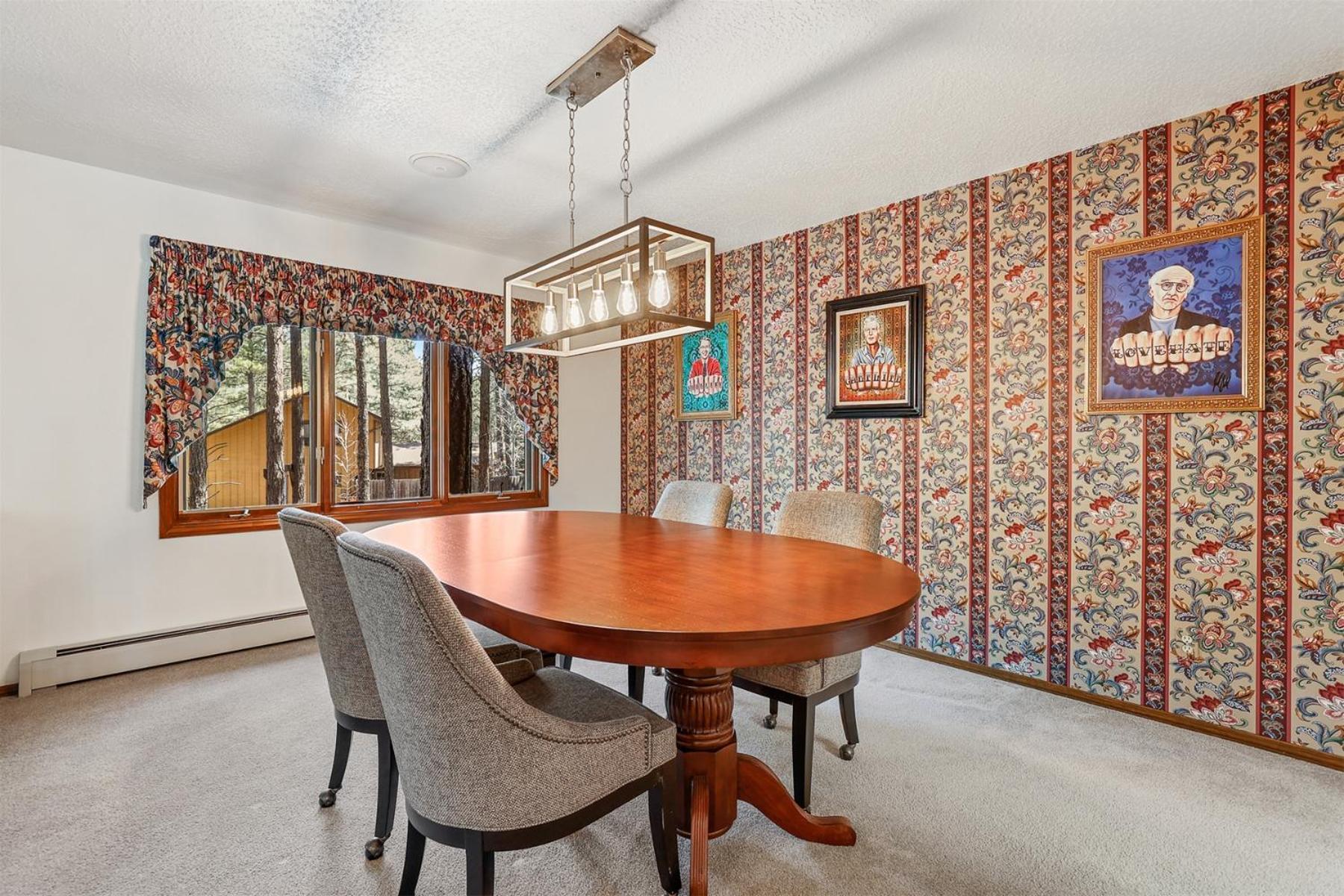 Pristine On Wooded Lot. Fantastic Location Pool Table Holiday home *