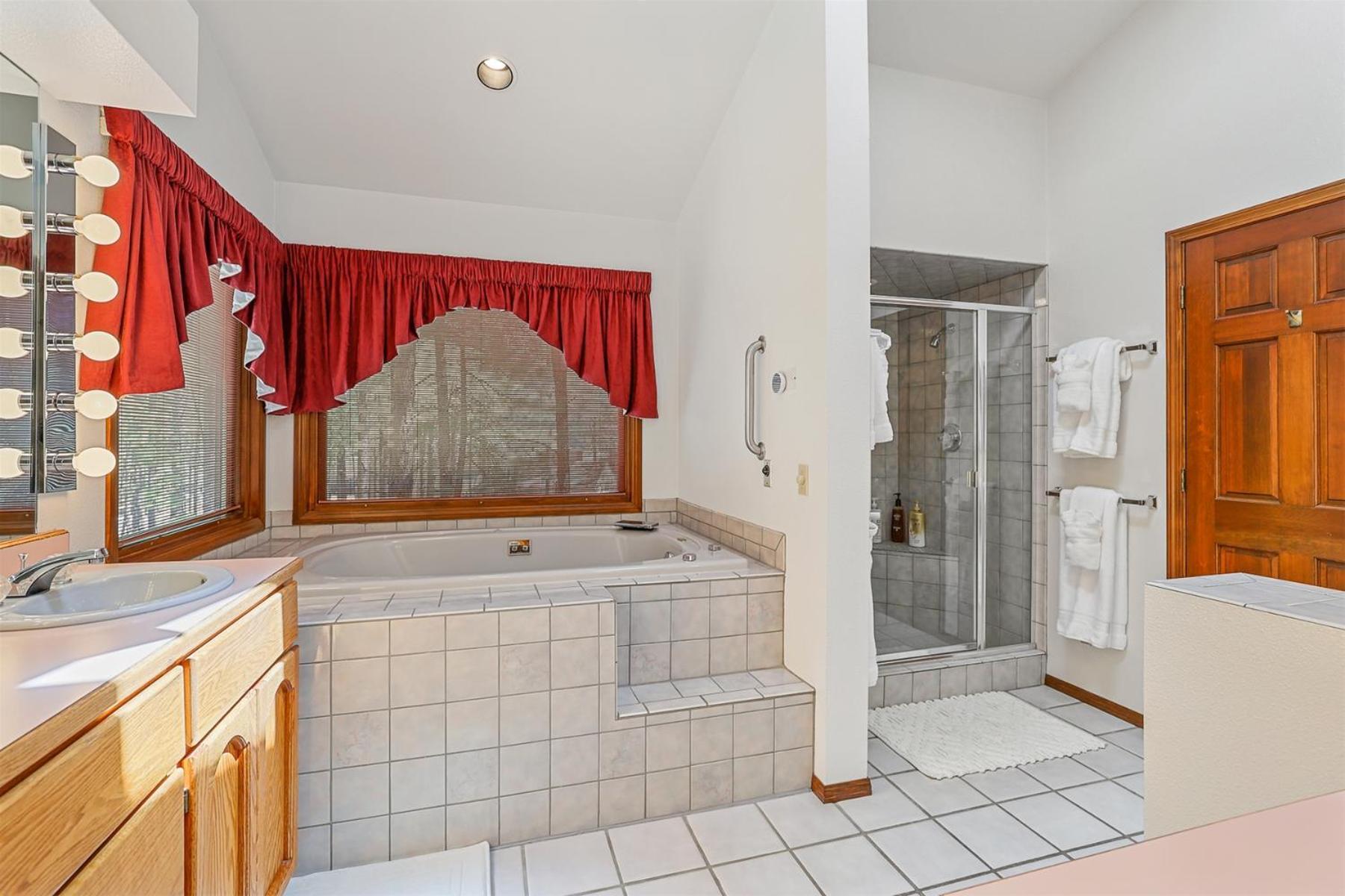 Pristine On Wooded Lot. Fantastic Location Pool Table Holiday home Flagstaff
