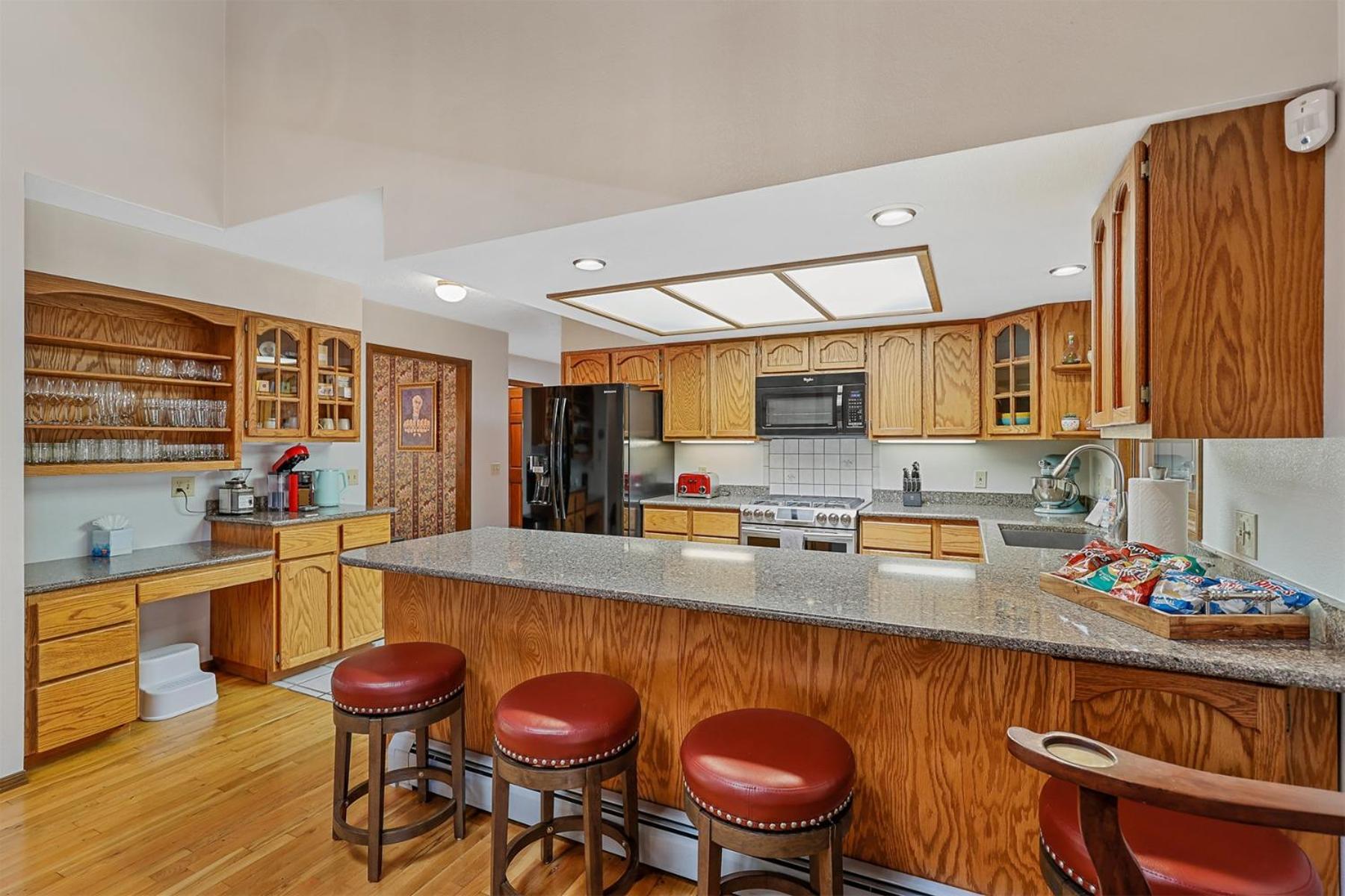 Pristine On Wooded Lot. Fantastic Location Pool Table Holiday home