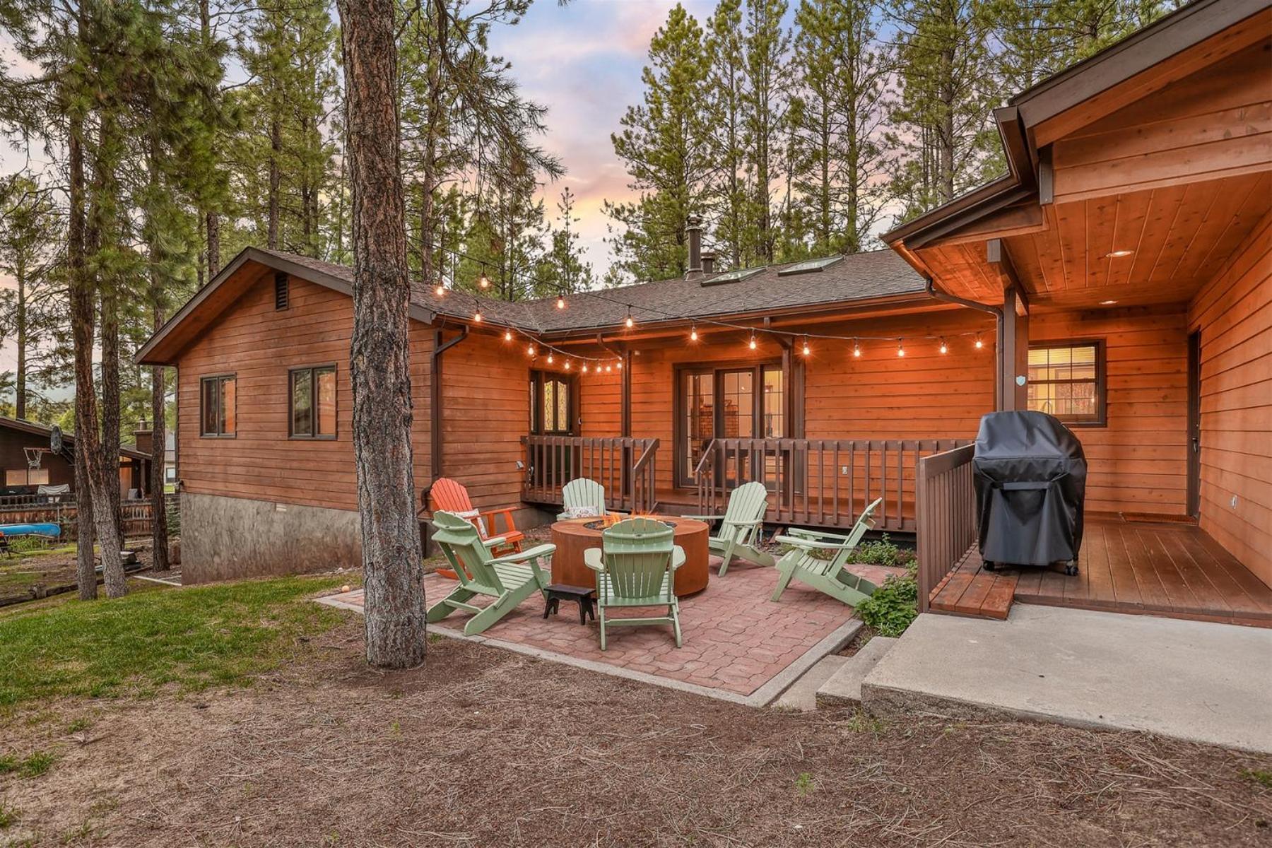 Holiday home Pristine On Wooded Lot. Fantastic Location Pool Table