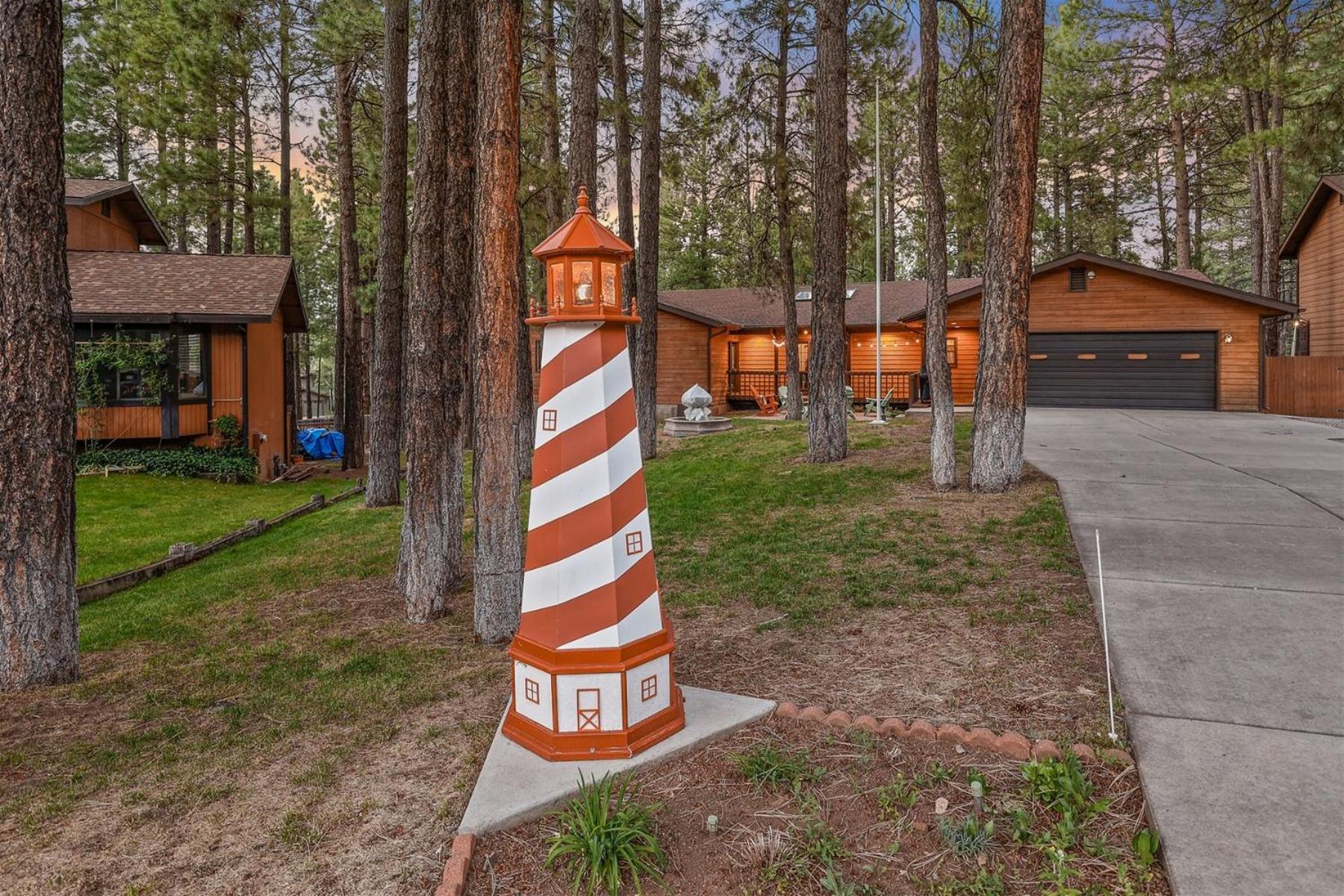 Pristine On Wooded Lot. Fantastic Location Pool Table Holiday home *