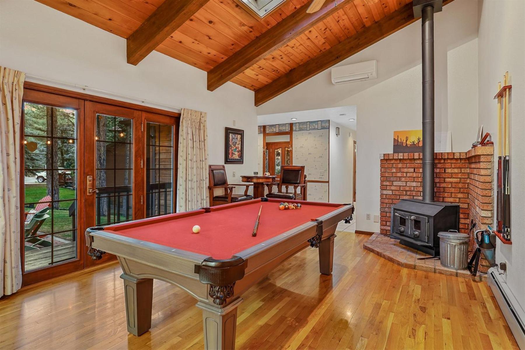 Holiday home Pristine On Wooded Lot. Fantastic Location Pool Table