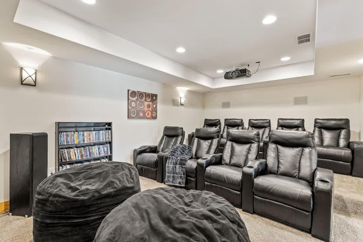 New Cozy Updated Hottub Theater National Forest Holiday home *