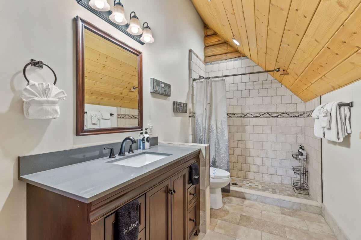 New Cozy Updated Hottub Theater National Forest Holiday home