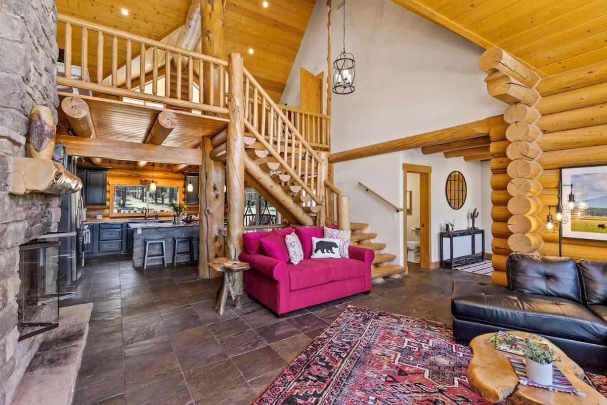 New Cozy Updated Hottub Theater National Forest Holiday home
