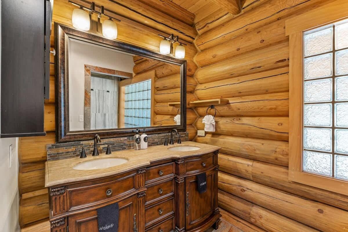 New Cozy Updated Hottub Theater National Forest Holiday home *