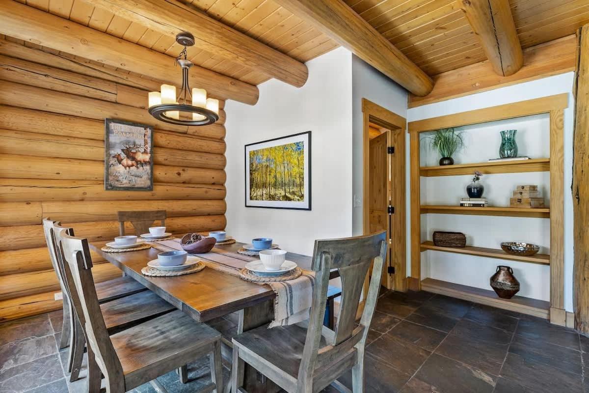 New Cozy Updated Hottub Theater National Forest Holiday home Flagstaff