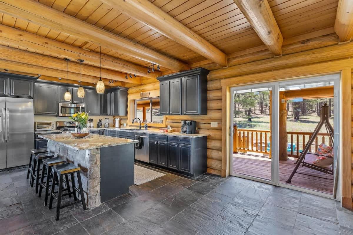 New Cozy Updated Hottub Theater National Forest Holiday home