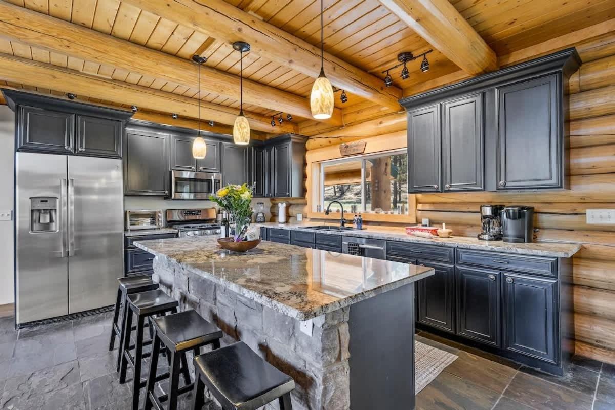 New Cozy Updated Hottub Theater National Forest Holiday home Flagstaff