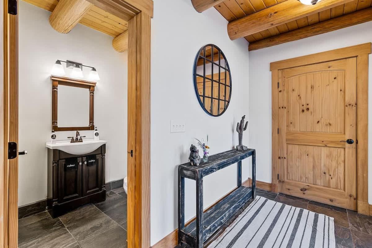 New Cozy Updated Hottub Theater National Forest Holiday home Flagstaff