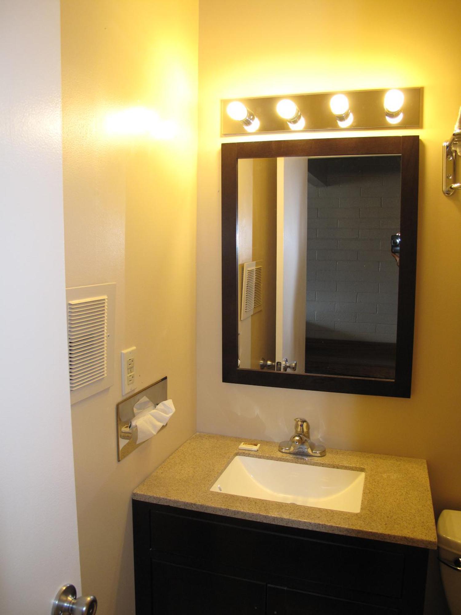 West Nau - Downtown Motel 2*