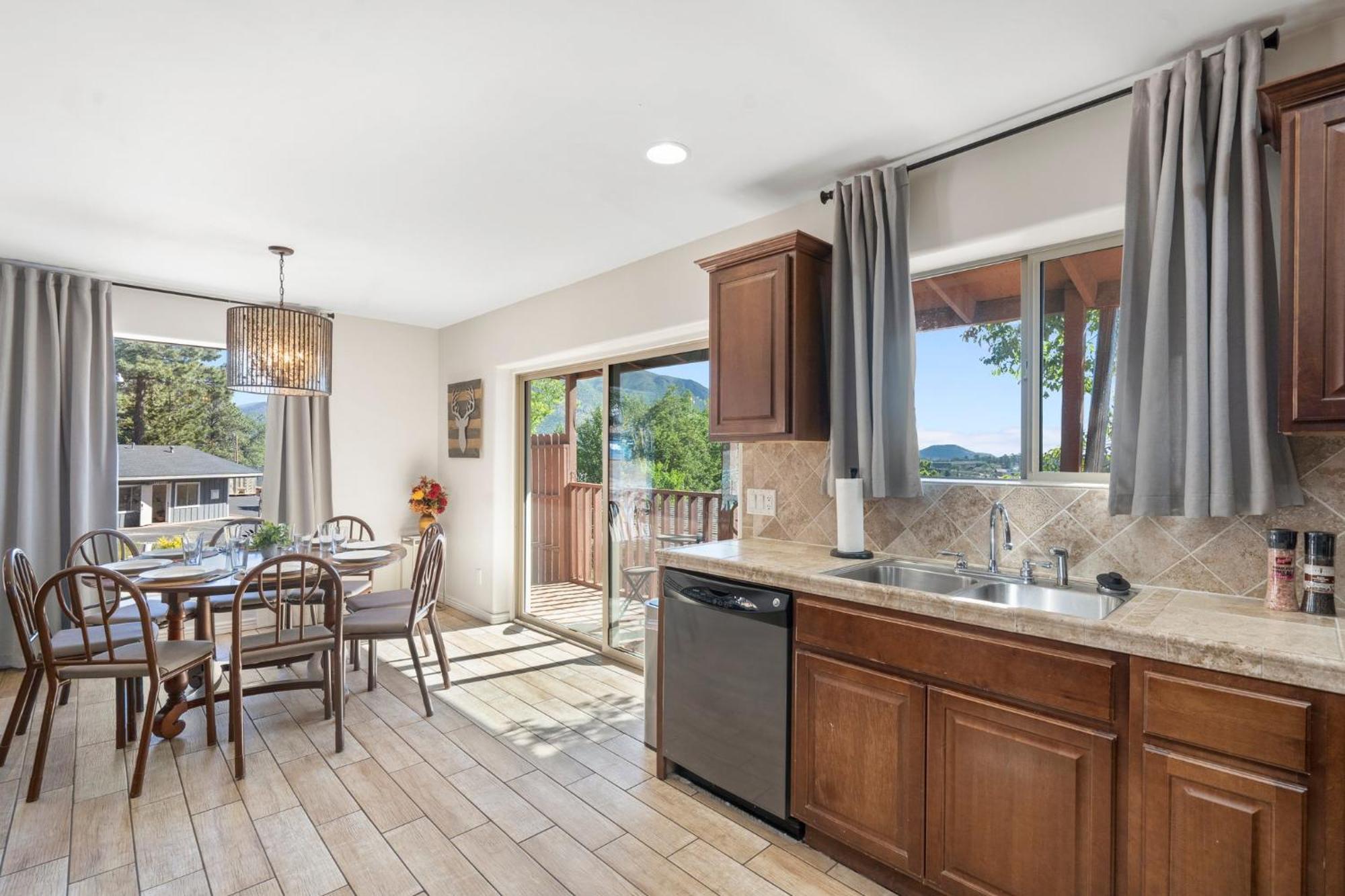 New I Mountain Views I Hot Tub I Lawn Games I Patio I Bbq Holiday home