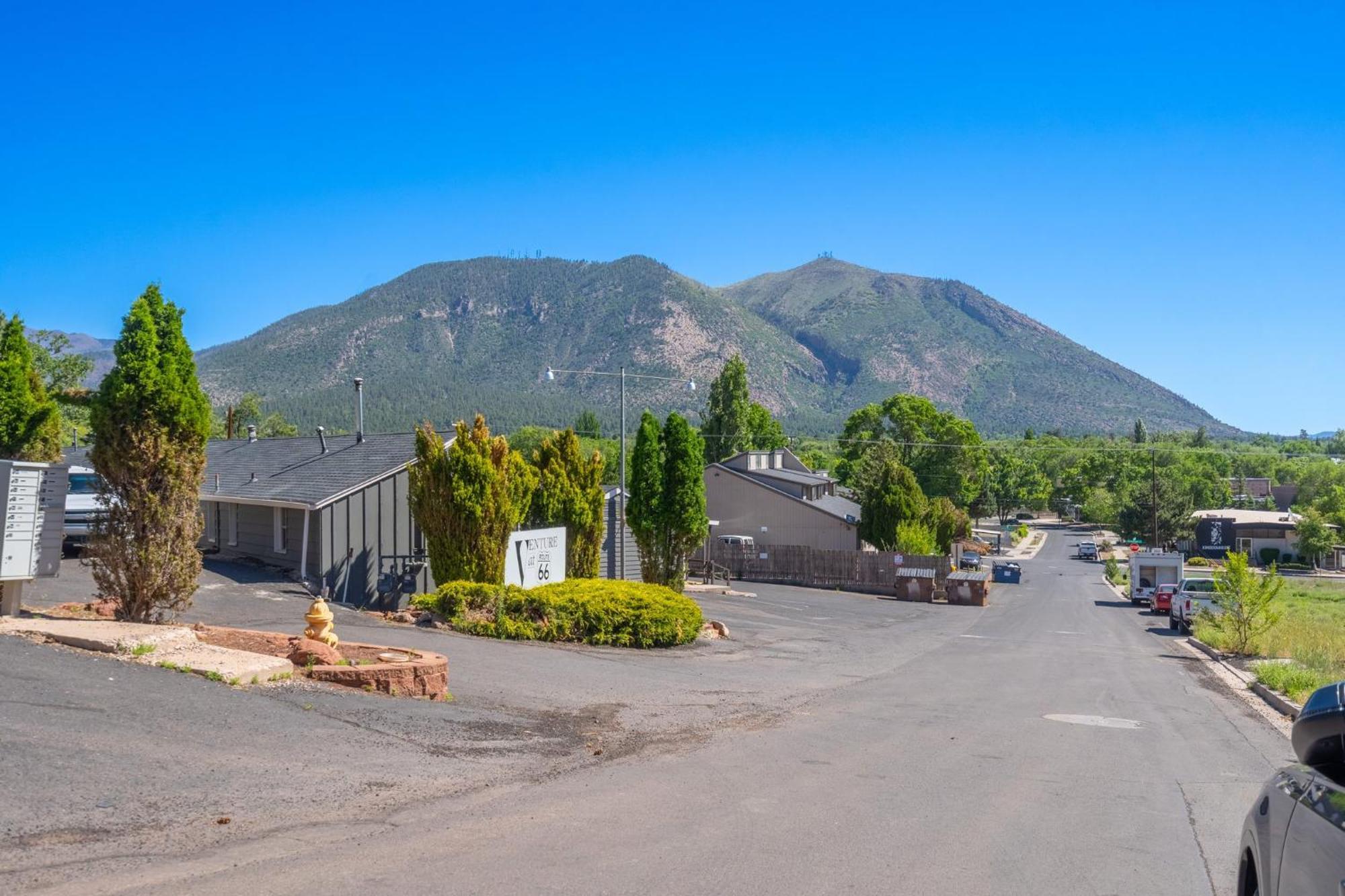Holiday home New! Huge 5br Mountain Views Game Hot Tub Lawn Games Bbq Flagstaff