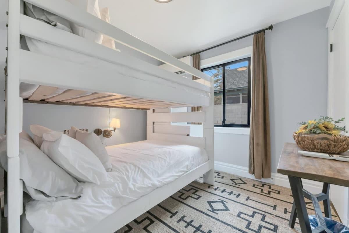 Scenic Mountain Getaway By The Park Holiday home