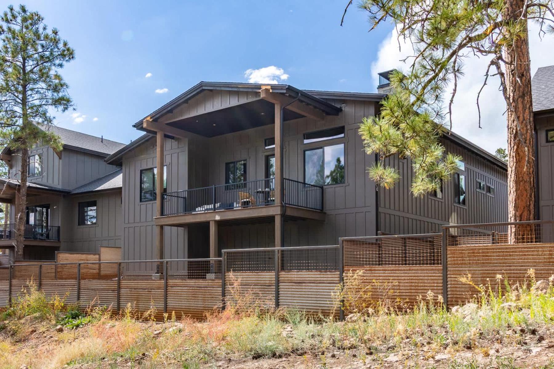 With Near Pine Canyon Holiday home *
