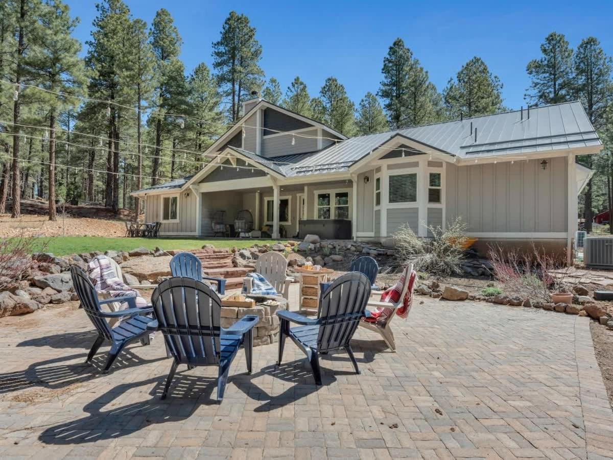 Large Near Violas With Hot Tub Holiday home Flagstaff