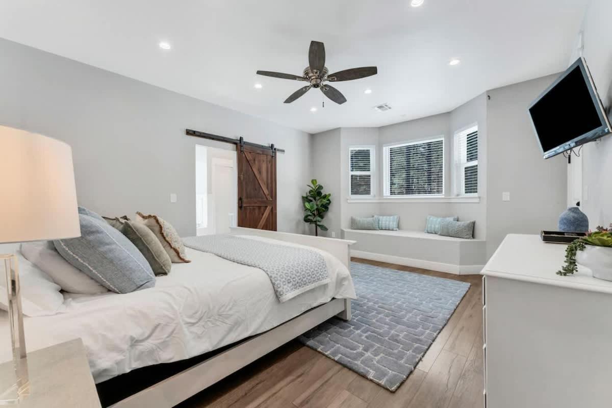 Large Near Violas With Hot Tub *