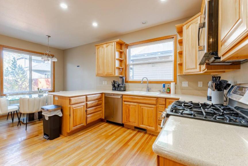 7 Beds With Jacuzzi And Outdoor Patio *
