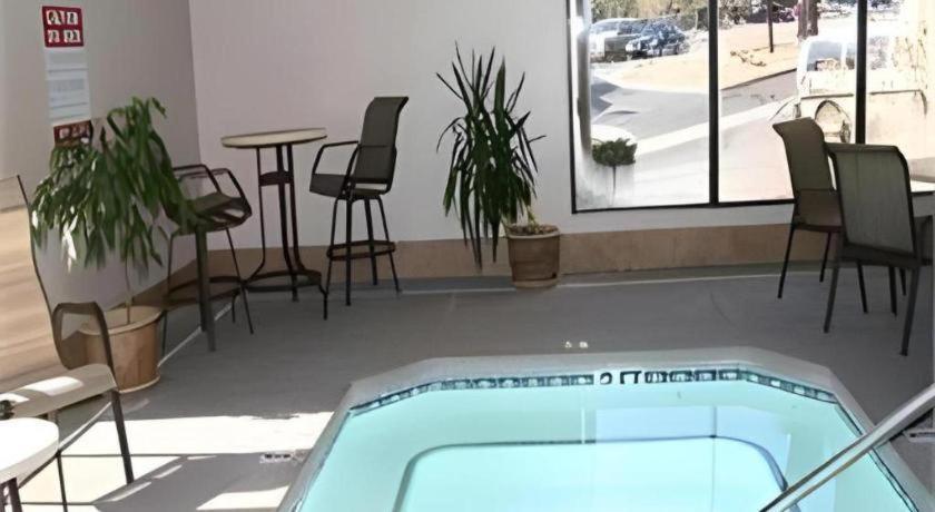 Flagstaff Hotel 3*