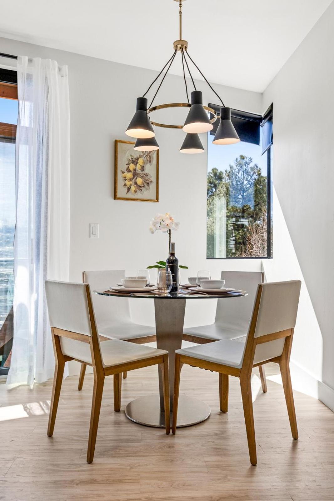 Quiet Getaway With 2 Kings, 3 Beds Pet Friendly