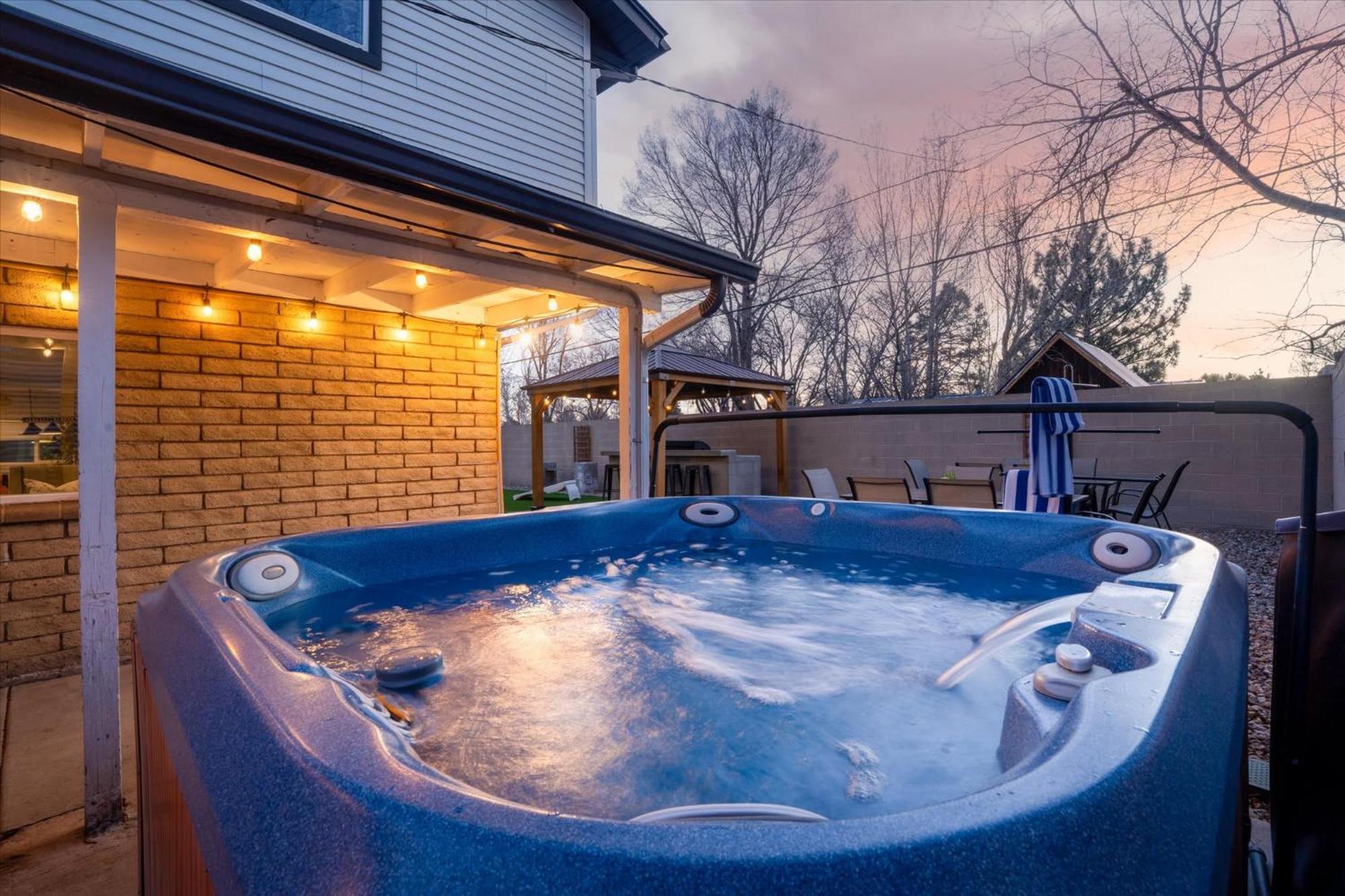 Sleeps 18 Hot Tub Pool Table Fire Pit Arcade Game Holiday home *