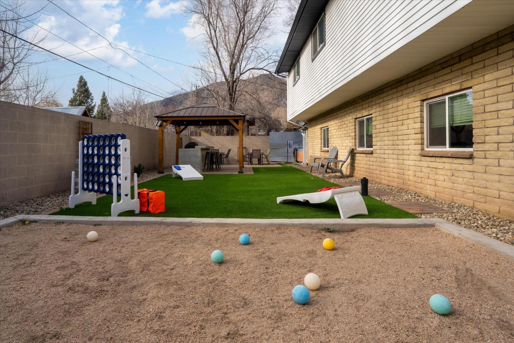 Sleeps 18 Hot Tub Pool Table Fire Pit Arcade Game Holiday home