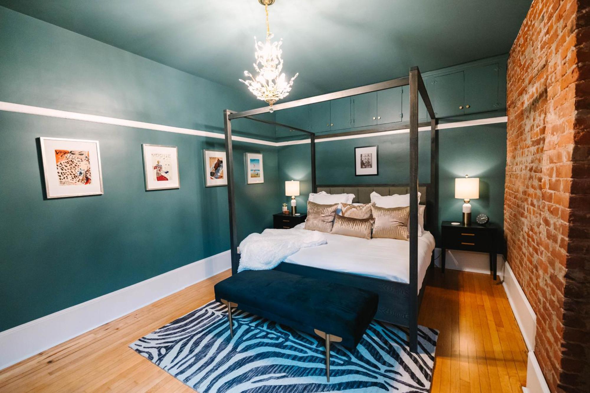 Docs Place Historic Jewel In Downtown Sophisticated Elegance *