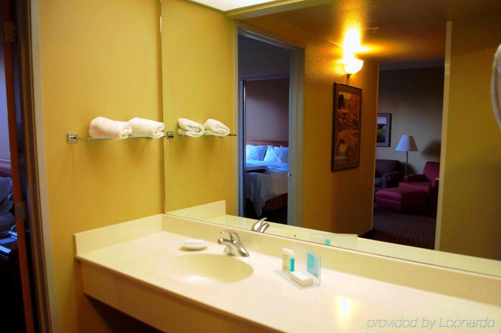 Hotel Hampton & - West