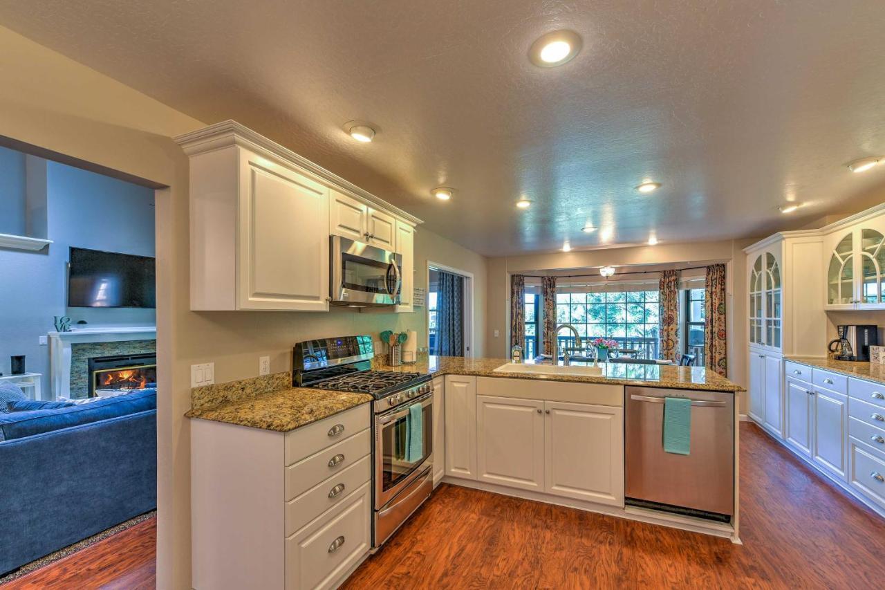 Upscale With Hot Tub And Mountain Views Holiday home