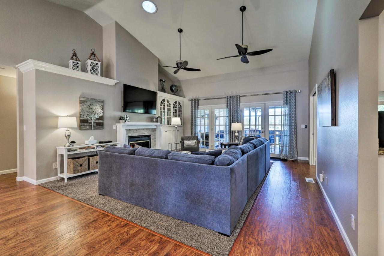 Upscale With Hot Tub And Mountain Views Holiday home
