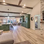 Stylish Flagstaff Hideaway With Hot Tub And Fire Pit!