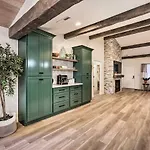 Stylish Flagstaff Hideaway With Hot Tub And Fire Pit!