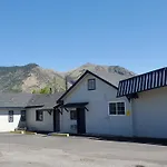 Pinecrest Inn & Suites