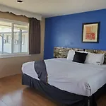 Pinecrest Inn & Suites