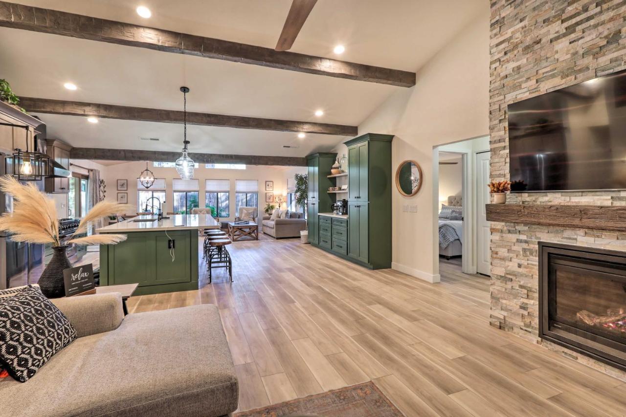 Stylish Hideaway With Hot Tub And Fire Pit! Holiday home Flagstaff