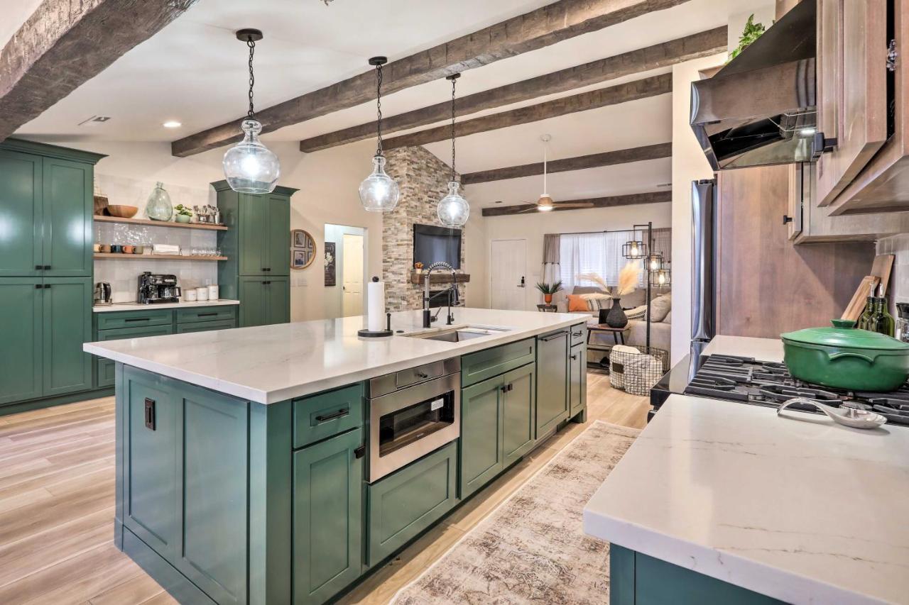Holiday home Stylish Hideaway With Hot Tub And Fire Pit!