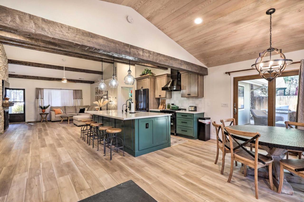 Stylish Hideaway With Hot Tub And Fire Pit!