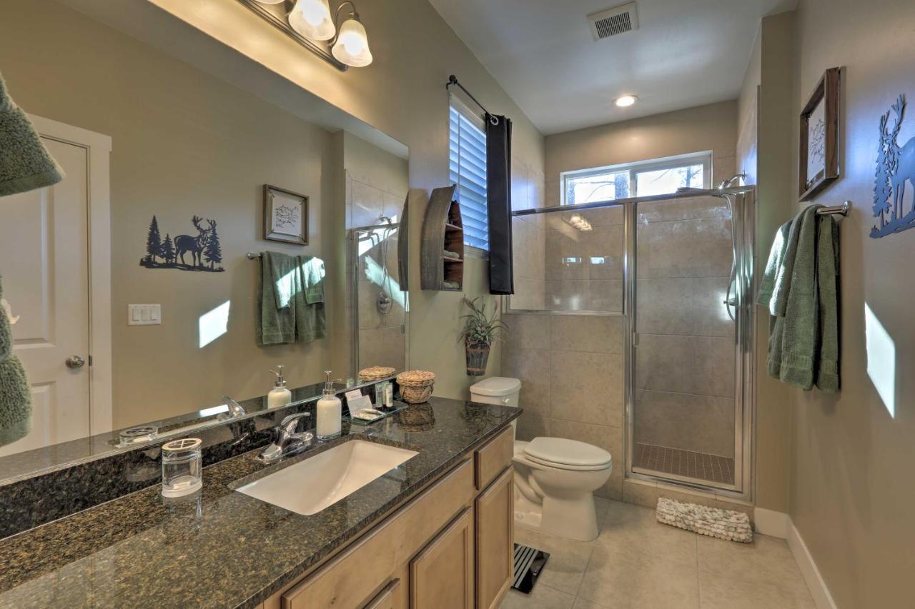 Family Hideaway With Guest House!