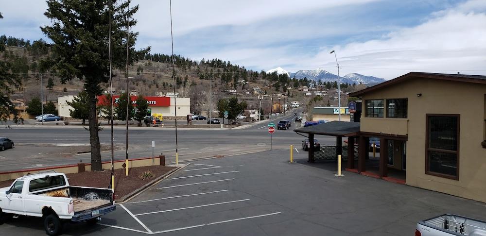 Howard Johnson By Wyndham University West Motel 2*