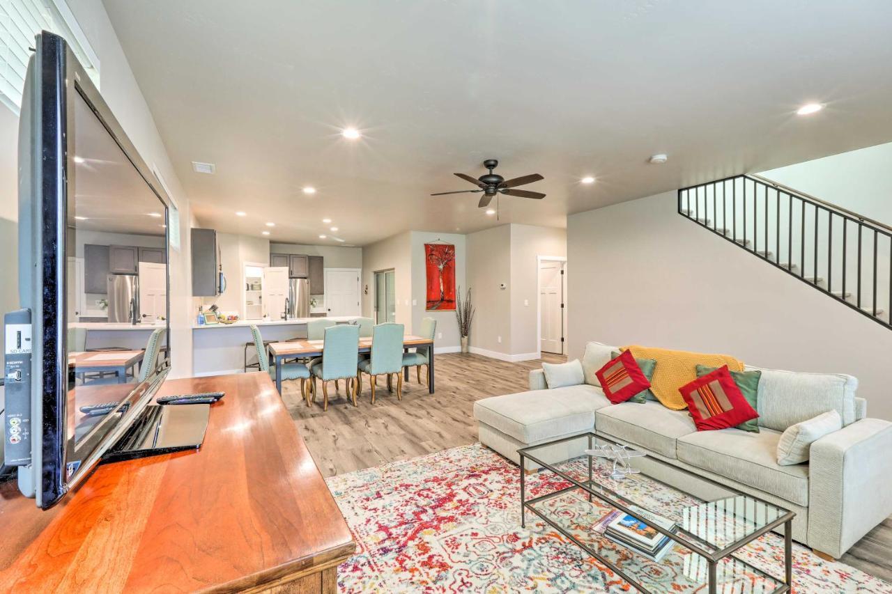 Holiday home Modern Home, 4 Mi To Downtown! *