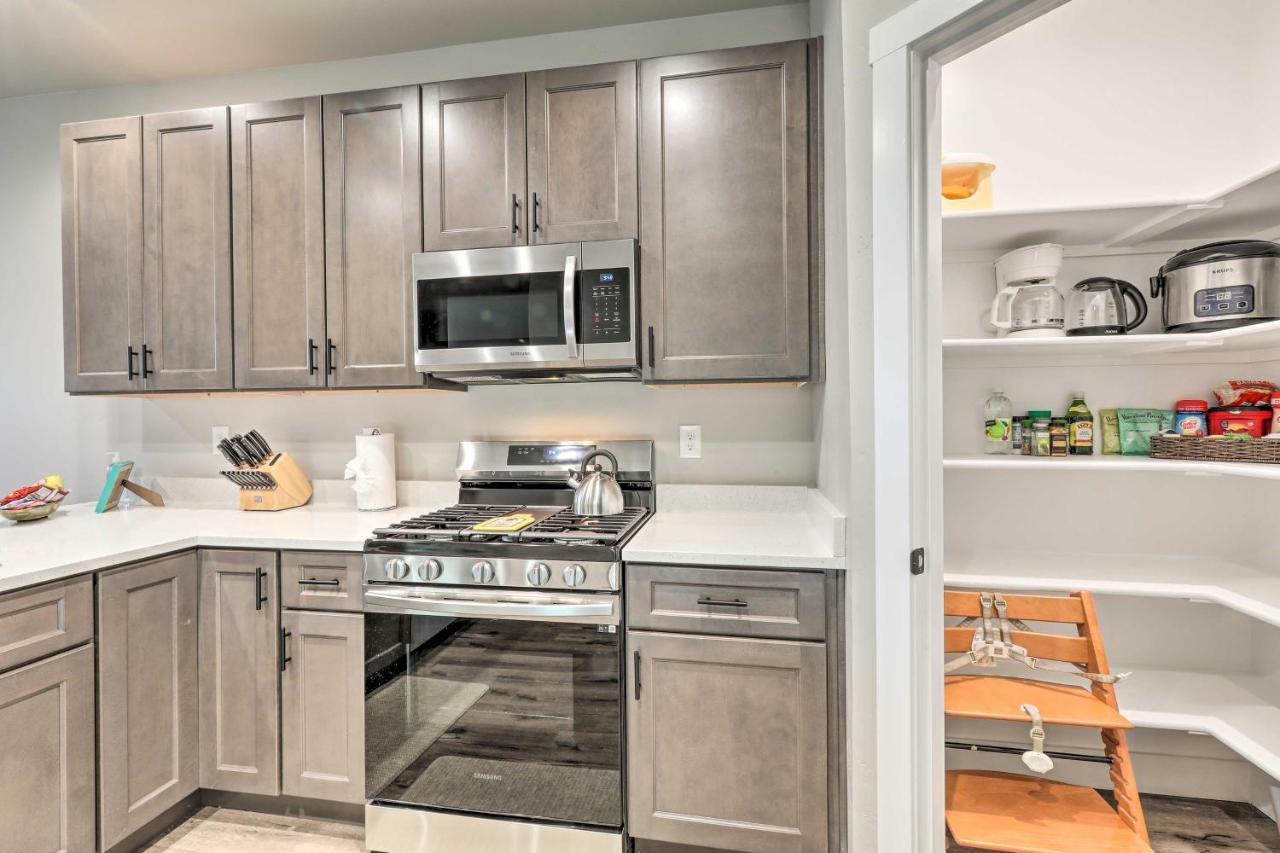 Modern Home, 4 Mi To Downtown! Holiday home *
