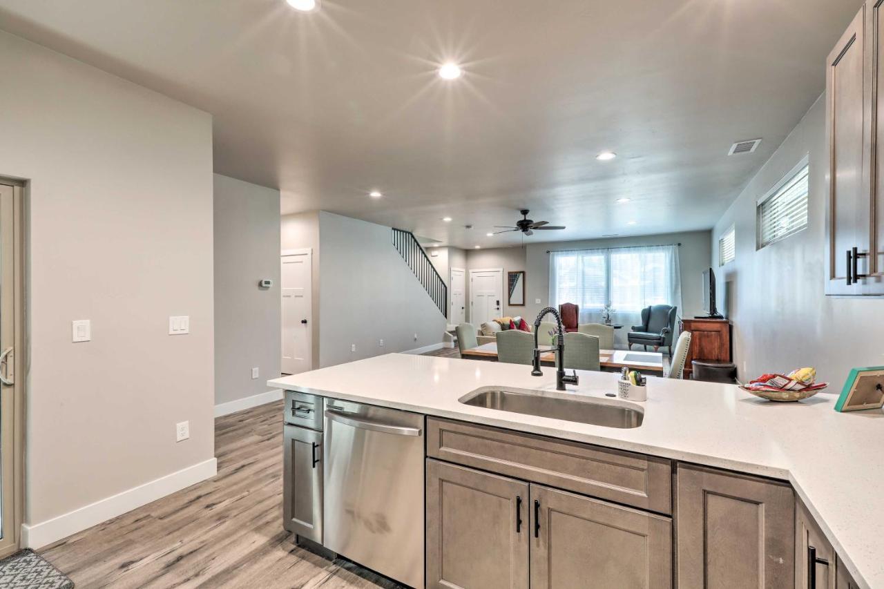 Modern Home, 4 Mi To Downtown! Holiday home