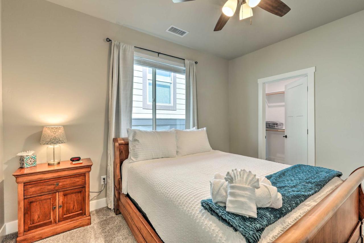Modern Home, 4 Mi To Downtown! Holiday home *