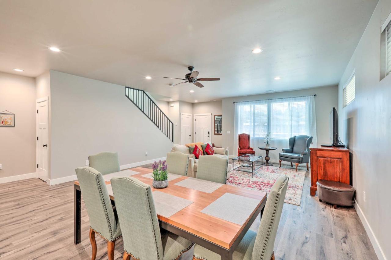 Modern Home, 4 Mi To Downtown! Holiday home *