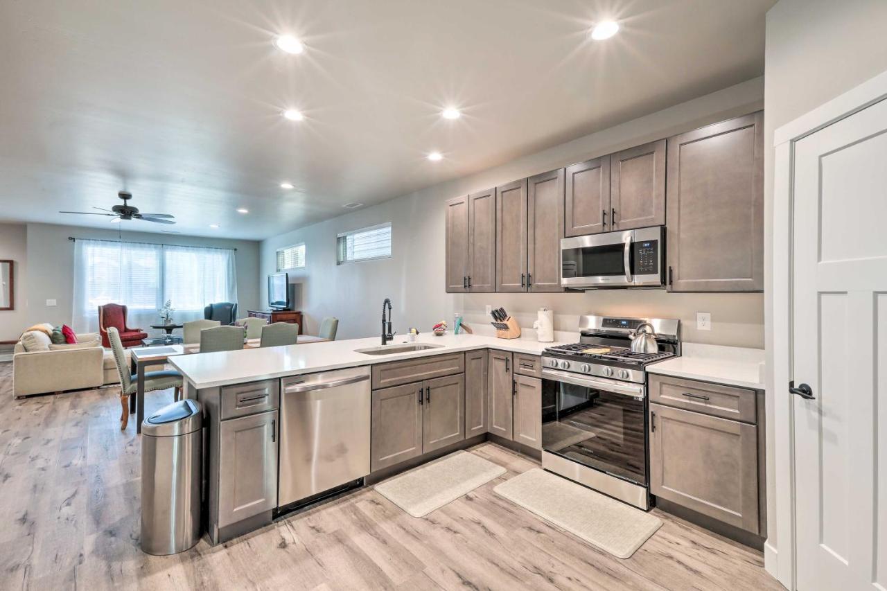 Holiday home Modern Home, 4 Mi To Downtown! *