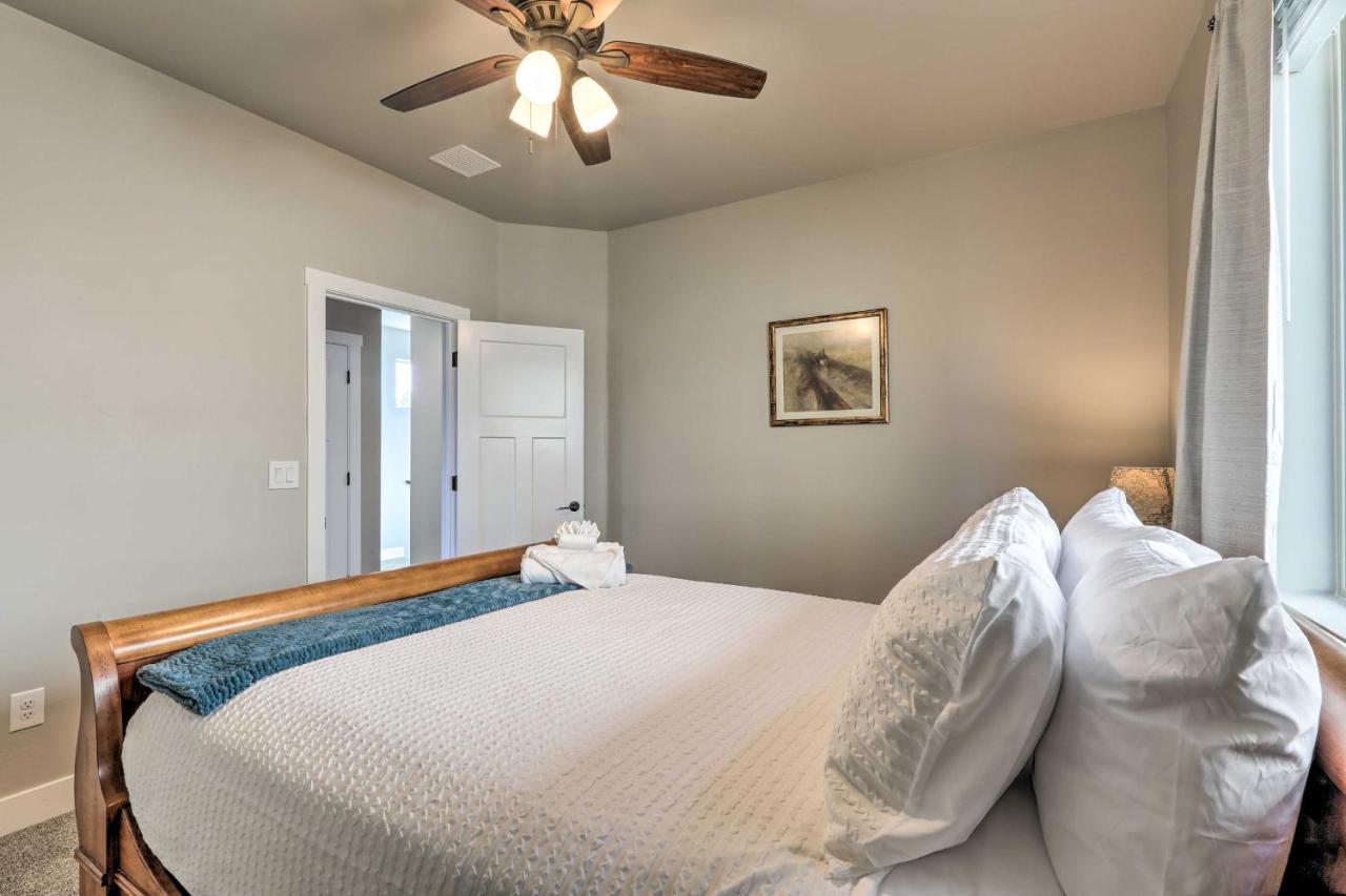 Modern Home, 4 Mi To Downtown! Holiday home