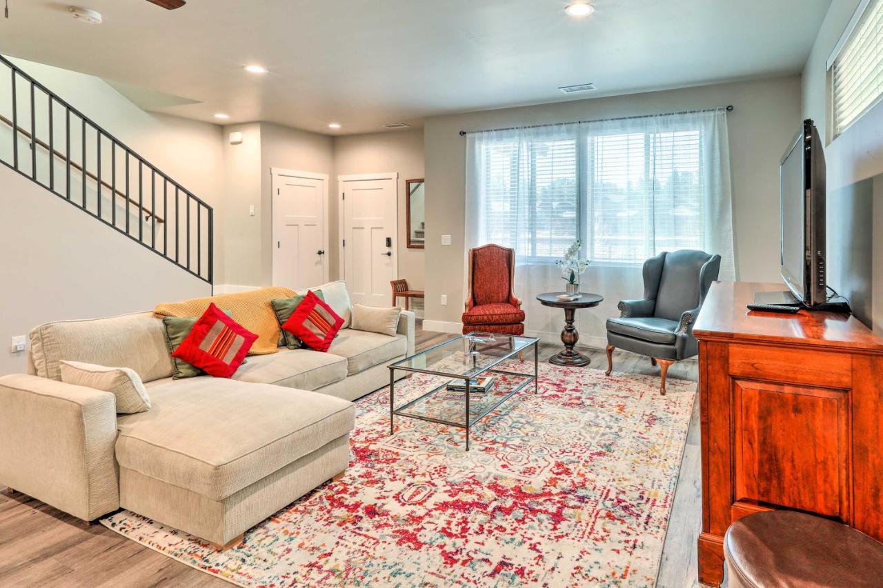 Modern Home, 4 Mi To Downtown! Holiday home